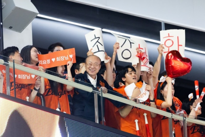 김승연 한화그룹 회장(앞줄 가운데)가 3일 대전 한화생명 볼파크에서 직원들과 한화이글스를 응원하고 있다. 한화그룹 제공