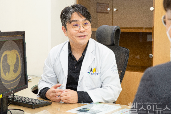 엄중섭 부산대병원 호흡기내과 교수가 폐암 환자를 진료하고 있다. (부산대병원 제공)