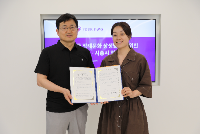 지난 1일 펫닥 본사에서 열린 업무 협약식에서 시흥시 김영철 과장(왼쪽)과 포포즈 이해린 운영본부장(오른쪽)이 기념촬영을 하고 있다. (사진=펫닥 제공)