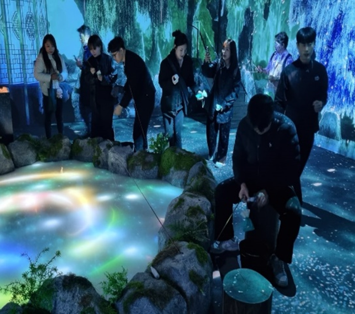 새로도원에서 ‘새로’ 브랜드 체험 콘텐츠를 즐기는 방문객들