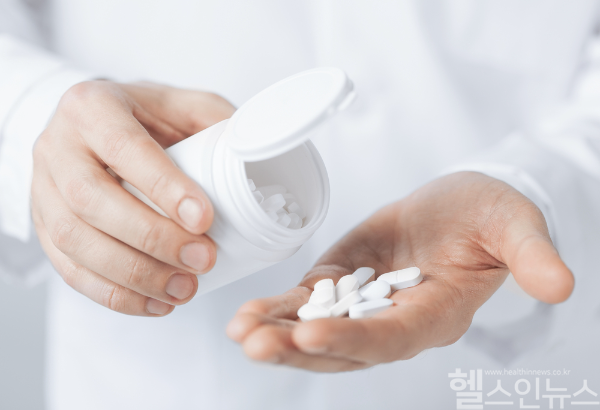골다공증 약물 투여를 일정 기간 중단하면 턱뼈 괴사(MRONJ) 위험이 낮아진다는 연구 결과가 나왔다. (클립아트코리아)