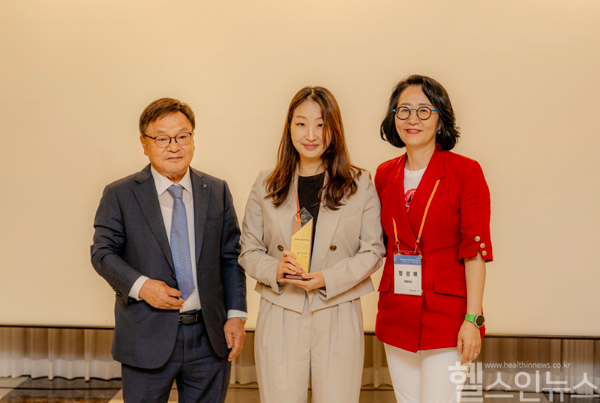 (왼쪽부터) 남봉길 한국팜비오 회장, 박예현 이화의대 교수, 정성애 대한장연구학회 회장 (한국팜비오 제공)