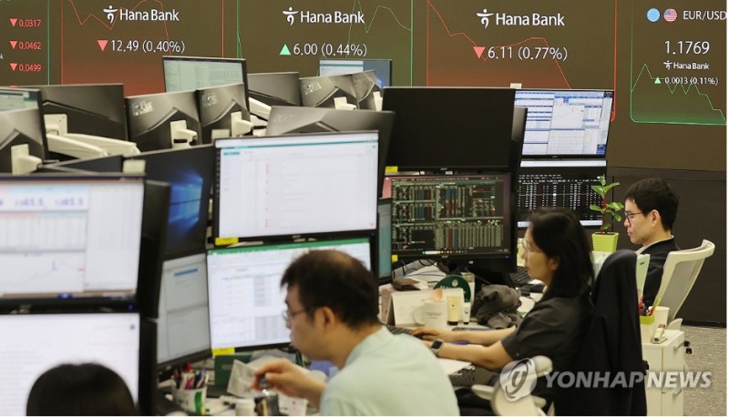 4일 6포인트 상승 출발한 코스피지수가 외국인과 기관의 동시 순매도 영향으로 오후 1시 50분 현재 1.6% 넘게 하락중이다. 사진=연합뉴스