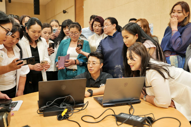 사진설명: 김명현 올림플래닛 본부장(가운데)은 3일 에듀테크 세미나에서 몽골 교육계 관계자들을 대상으로 에듀테크 플랫폼 '엑스루 에듀'를 시연하고 있다
