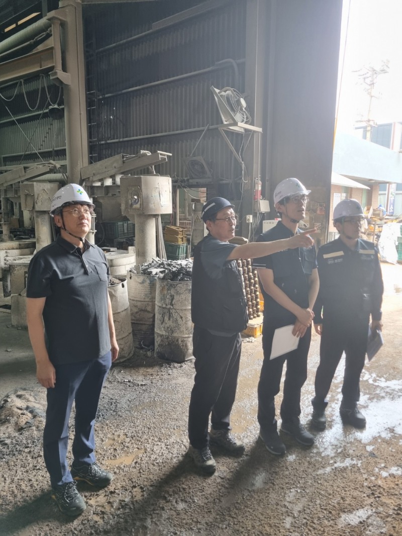 하형소 안전보건공단 안전보건사업이사(오른쪽 두번째)가 지난 4일 경기도 안산시 소재 제조 사업장(주물업·도금업)을 방문해 폭염 대응 및 고열 작업 노동자의 온열질환 예방실태를 점검하고 있다./안전보건공단