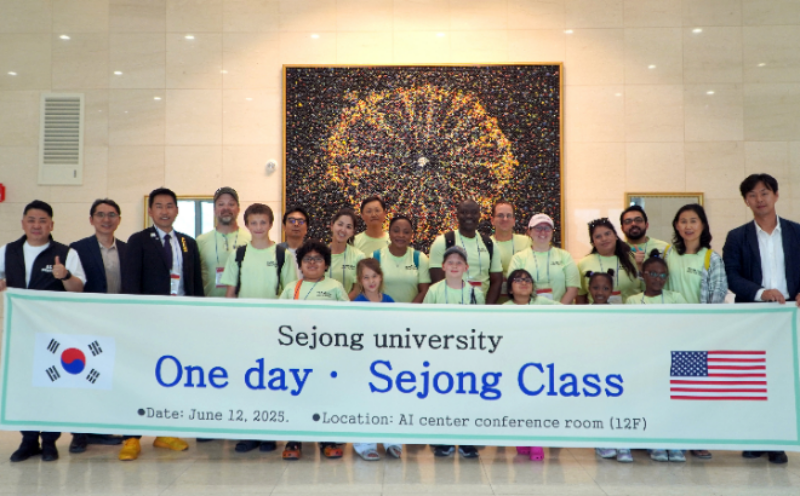 ▲‘원데이, 세종클래스’행사 참석자들이 기념촬영하고 있다. (사진제공=세종대)