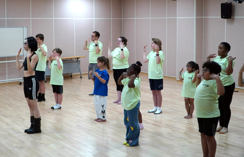 ▲‘원데이, 세종클래스’ 행사 참석자들이 K-POP 댄스를 배우고 있다. (사진제공=세종대)