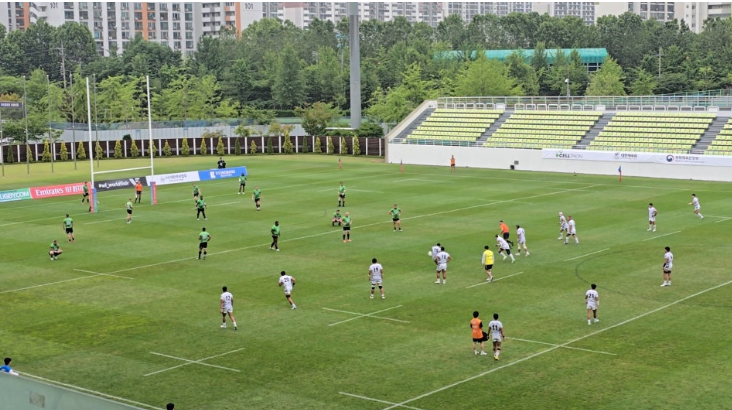 국내 럭비 경기 모습. 럭비 골대는 사각형인 축구와 달리 'H'자형인게 특징이다.