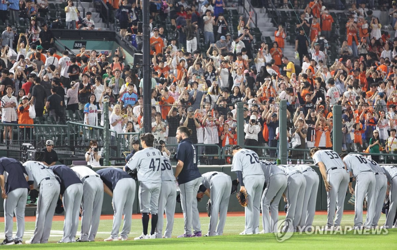 팬들에게 인사하는 한화 선수들 / 사진=연합뉴스