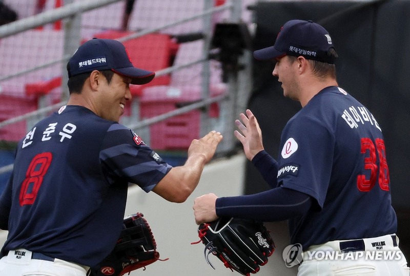 전준우와 하이파이브 하는 데이비슨 / 사진=연합뉴스