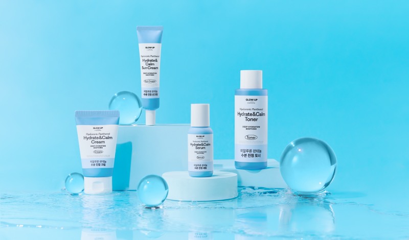 ‘글로우:업 바이 비욘드(GLOW:UP BY BEYOND)’에서 본격적인 여름철 피부 관리를 위한 ‘히알루론 판테놀 수분 진정 라인’ 신제품 4종을 새롭게 선보인다. (LG생활건강 제공)