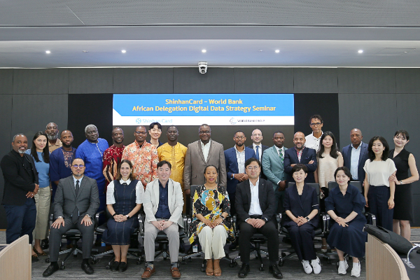 신한카드(사장 박창훈)는 서아프리카 7개국 고위급 정부 대표단을 초청해 세미나를 개최했다고 7일 밝혔다. 지난 3일 신한카드 본사에서 열린 세미나에 참석한 박창석 신한카드 전략사업그룹장(첫 번째 줄 오른쪽에서 세 번째), 막스 릭시(Marc Lixi) 세계은행 디지털 개발국장(마지막 줄 오른쪽에서 두 번째)를 포함한 서아프리카 7개국 정부 대표단이 기념사진을 촬영하고 있다. ⓒ 신한카드