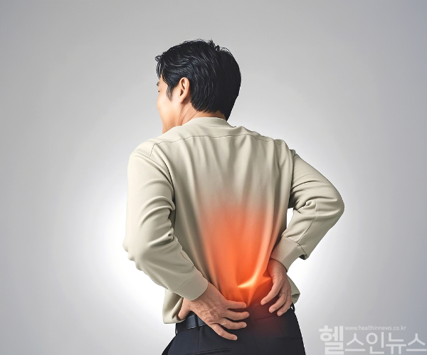 장마철 허리 통증은 단순 근육통이 아닐 수 있어, 지속되면 의료진 진단과 관리가 필요하다. (클립아트코리아)