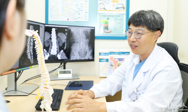 박재우 강릉아산병원 척추센터 교수가 척추 질환 종류에 대해 설명하고 있다. (강릉아산병원 제공)
