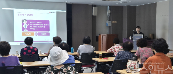 김태희 갑을장유병원 영양실 실장이 김해시서부보건소에서 지역민을 대상으로 ‘심뇌혈관 예방 식단관리’ 특강을 진행하는 모습 (갑을장유병원 제공)