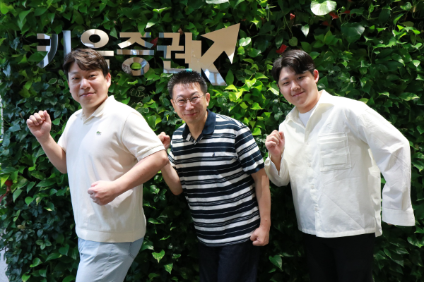 키움증권 걸음 기부 캠페인 ‘키움과맑음 시즌2’에 참여해 6월 한달 동안 가장 많은 걸음 기부한 직원들이 기념촬영을 하고 있다. (왼쪽부터) 이지수 플랫폼전략팀 차장, 임상옥 자금불공정세탁방지팀 팀장, 이건우 기업금융1팀 사원.