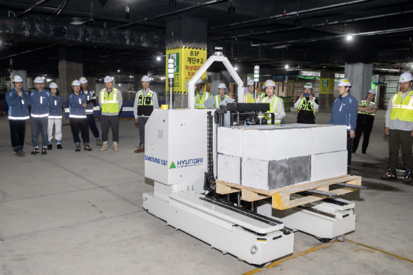 삼성물산, 현대건설과 공동개발한 '스마트 자재 운반 로봇' 첫 시연