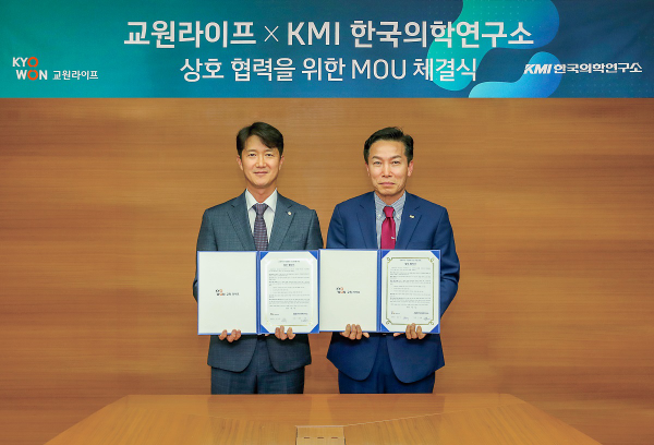 서동혁 교원라이프 사업기획부문장(좌)과 김대진 KMI 한국의학연구소 사업전략실장