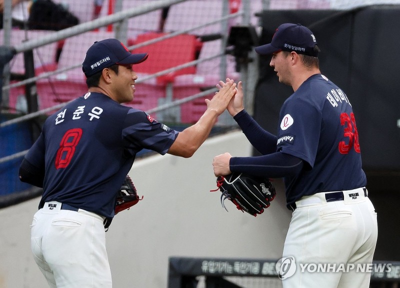 호수비 펼친 전준우 / 사진=연합뉴스