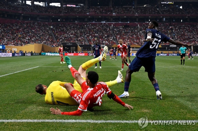 PSG 골키퍼와 충돌하는 뮌헨의 자말 무시알라(가운데) / 사진=연합뉴스