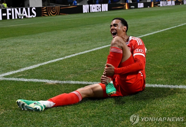 왼쪽 정강이와 발목 부상으로 고통을 호소하는 뮌헨의 자말 무시알라 / 사진=연합뉴스