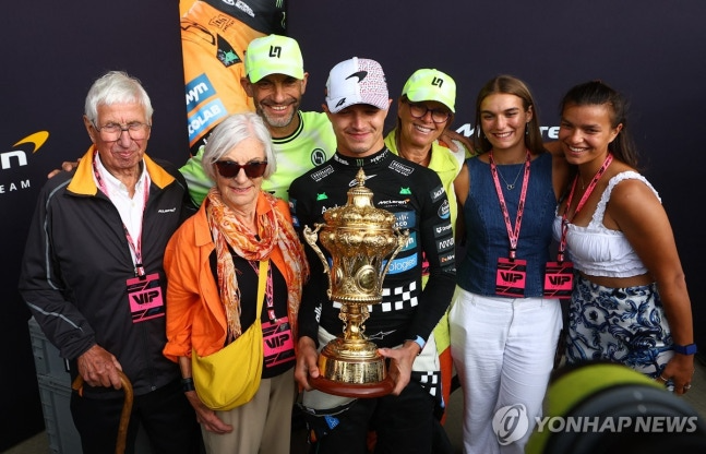 가족과 함께 우승을 자축하는 랜도 노리스 / 사진=연합뉴스