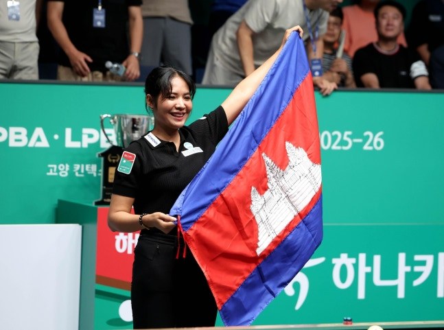 1년 5개월 만에 우승하고 캄보디아 국기를 펼치는 스롱 피아비 / PBA 제공.