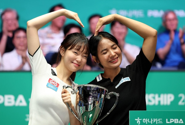 결승에서 맞붙은 김보라와 하트 세리머니를 펼치는 스롱 피아비(오른쪽) / PBA 제공.