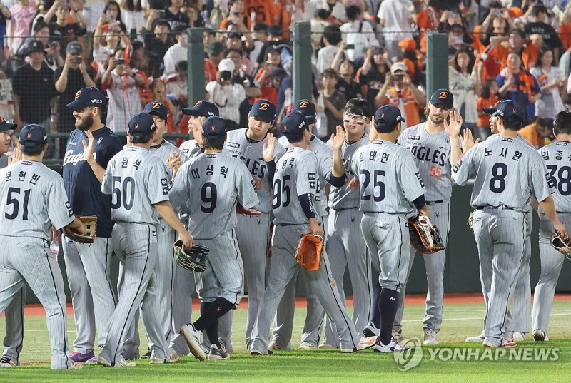 승리의 하이 파이브 / 사진=연합뉴스