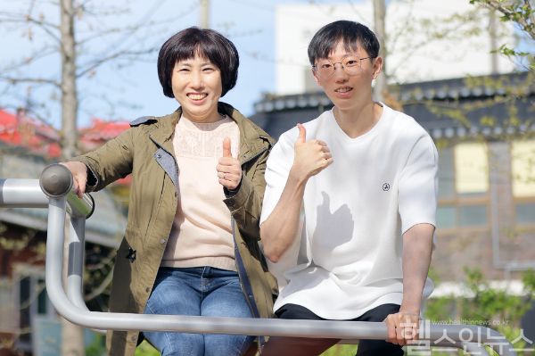 10번이 넘는 두경부암 수술을 이겨내고 턱걸이 챔피언이라는 타이틀을 얻게 된 김동호 군(오른쪽)과 동호 군의 어머니 (서울아산병원 제공)