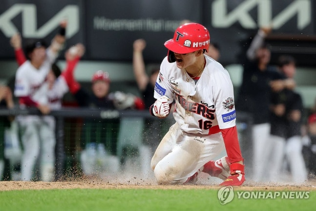 최원준 동점 득점 올리고 환호 / 사진=연합뉴스