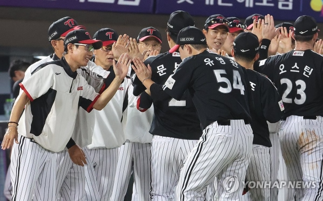 승리의 하이 파이브 / 사진=연합뉴스