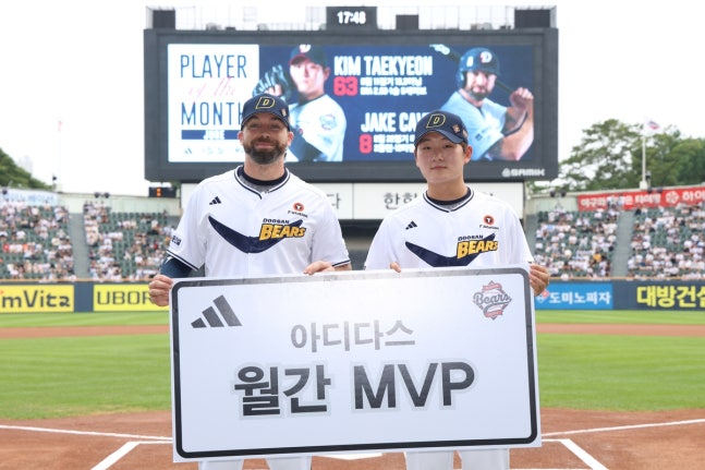 케이브(왼쪽)와 김택연. / 두산 베어스 제공