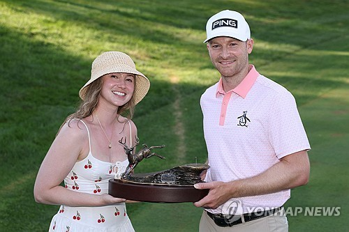 여자 친구와 함께 트로피를 든 캠벨. / 사진=연합뉴