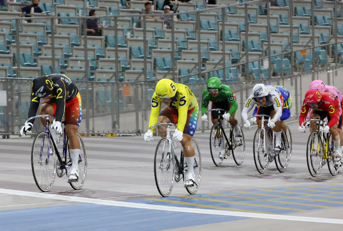 정종진(2번 검은색 유니폼)은 이번 왕중왕전에서 임채빈(5번 노란색 유니폼)을 그림 같은 추입으로 넘어서며 가장 먼저 결승선을 통과했다.