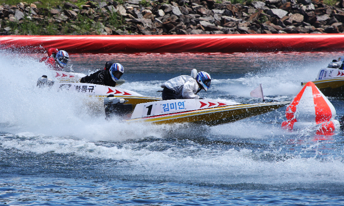 17기 김미연의 턴마크 선회 장면, 김미연은 이번 신예왕전에서 6코스로 출전할 전망이다.