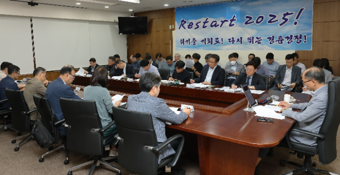 경륜경정총괄본부는 지난 4일 이성철 총괄본부장 주제로 위기 극복 재도약 회의를 열었다.