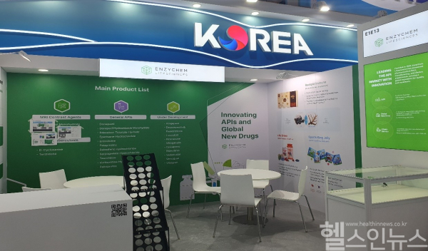 CPHI China 2025 KOTRA 한국관 내 엔지켐생명과학 부스 전경. (엔지켐생명과학 제공)