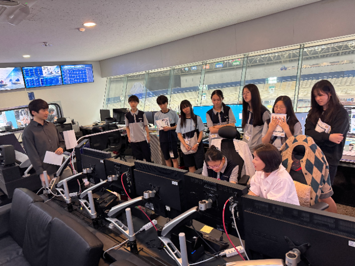 지난 3일 광명스피돔에서 열린 방송전문가 직업 체험 교실에 참가한 학생들이 방송 장비(CG)에 대한 설명을 듣고 있다.