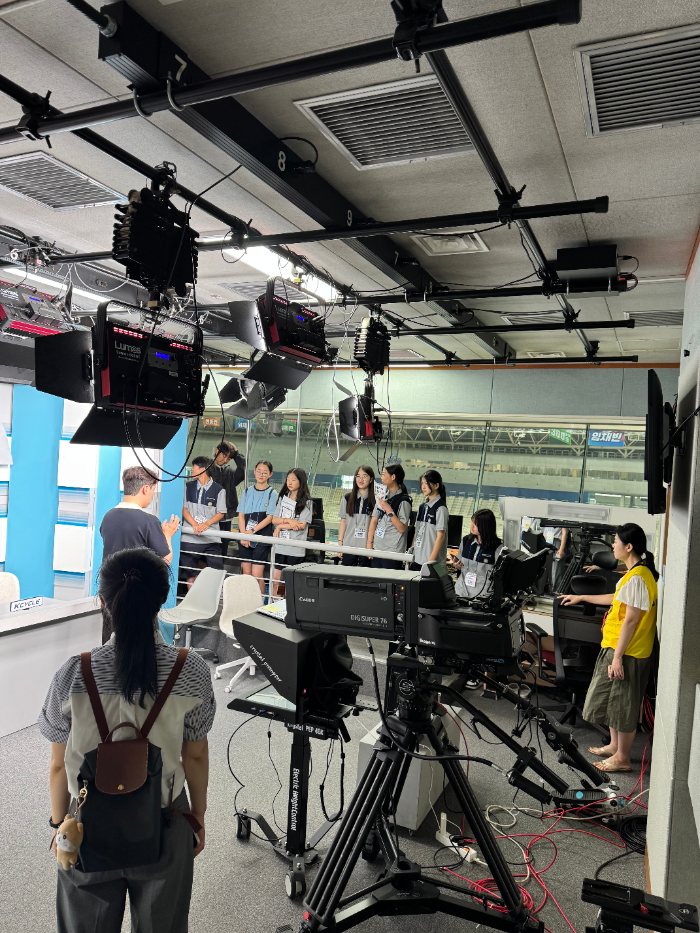 방송전문가 직업 체험 교실에 참가한 학생들이 광명스피돔 스튜디오에서 뉴스 진행 체험을 하고 있다.