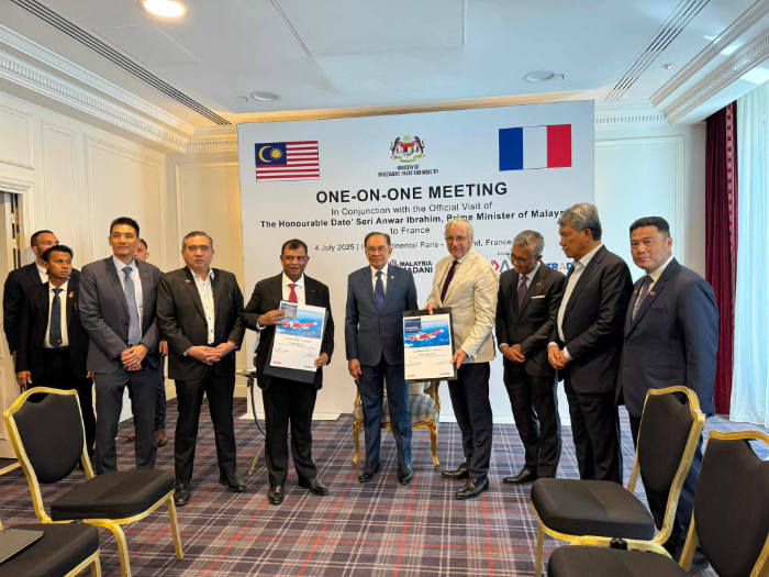 7월 5일 프랑스 파리에서 열린 에어아시아와 에어버스의 신규 항공기 도입 양해각서 체결식에 크리스찬 쉬어러 에어버스 상용기 사업 부문 CEO, 안와르 이브라힘 말레이시아 총리, 토니 페르난데스 캐피털 A CEO(사진 오른쪽 네 번째부터) 등 주요 귀빈이 다수 참석했다.