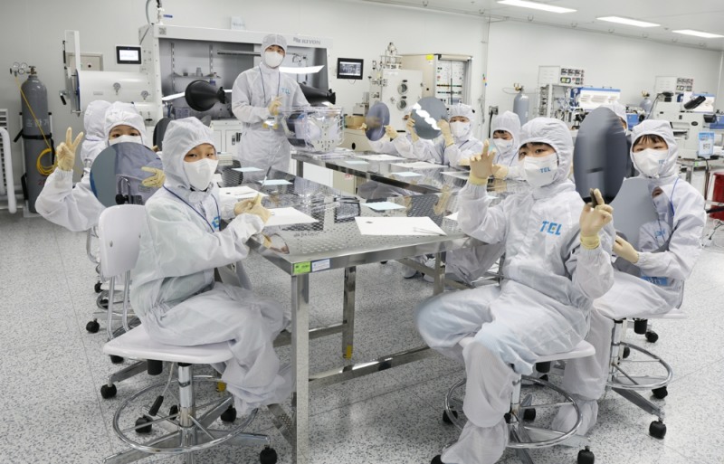 지난 5일(토) 단국대「DKU 클린룸 센터」에서 열린 초등학생 반도체 캠프에 참가한 학생들이 반도체 제조 공정 체험하는 모습. (사진제공=단국대)