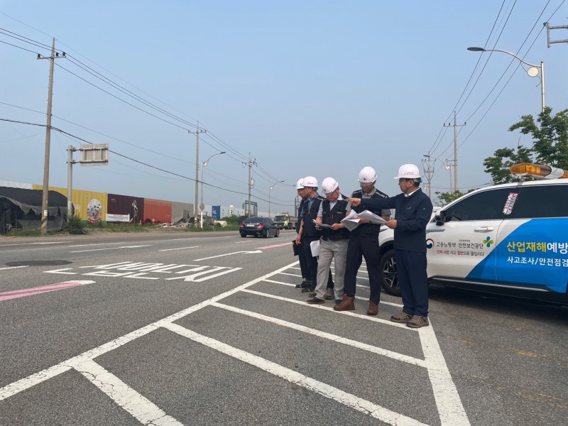 7일 인천 계양구 맨홀 사고현장을 찾은 김현중 안전보건공단 이사장(맨 오른쪽)이 현장 조사 진행상황을 점검하고 사고원인에 대한 철저한 조사를 당부하고 있다./안전보건공단