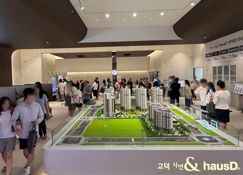 지난 27일 개관한 경기도 평택 '고덕 자연앤 하우스디' 견본주택이 방문객들로 북적이고 있다./대보건설