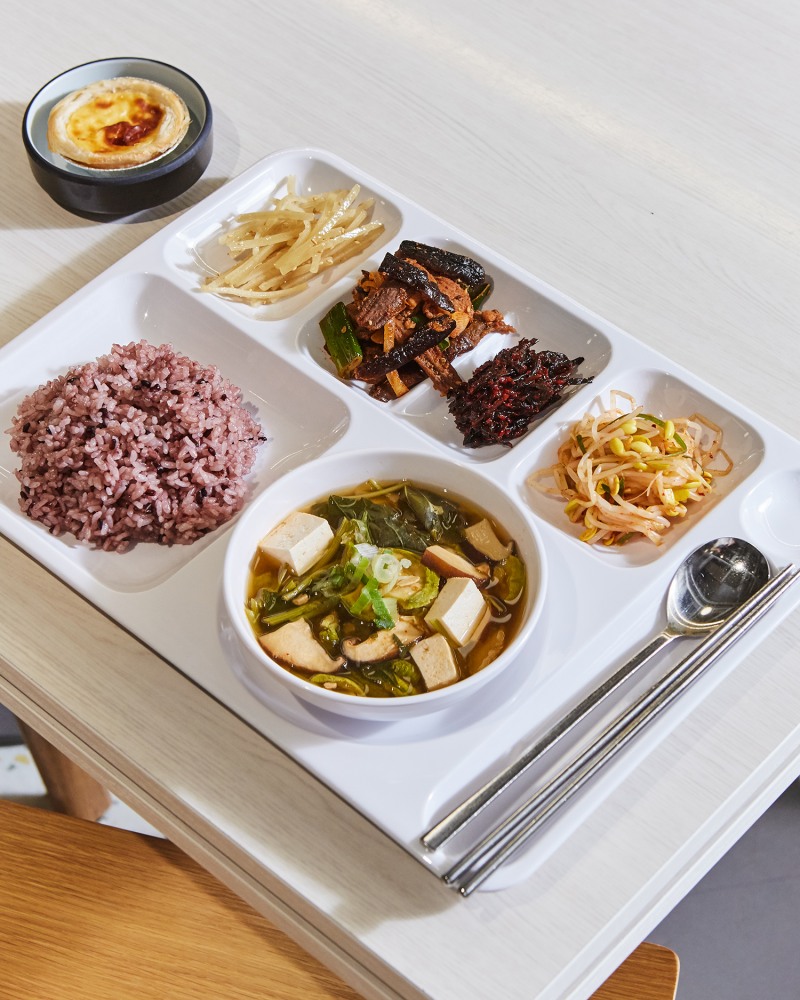 신세계푸드가 운영 중인 급식장에 국산 임산물을 활용한 건강식단을 확대 도입하고, 고객 인식 개선을 위한 홍보 활동도 병행한다. (신세계푸드 제공)