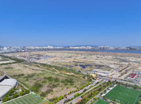 여의도 면적의 4.3배 규모인 송도 11공구(1,245만m2)는 매립 및 기반시설 공사가 진행 중이다.