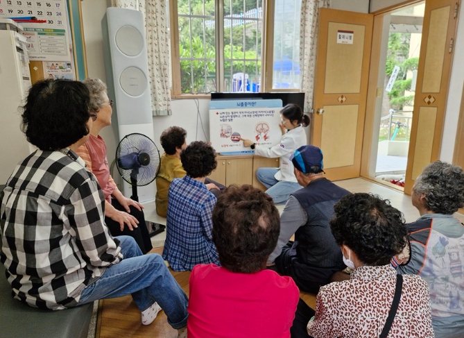 동 밀착형 방문 건강관리로 건강 위험신호 조기 발견 (부산 남구 제공)
