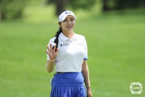 홀아웃하면서 손 흔드는 박혜준. / KLPGA 제공