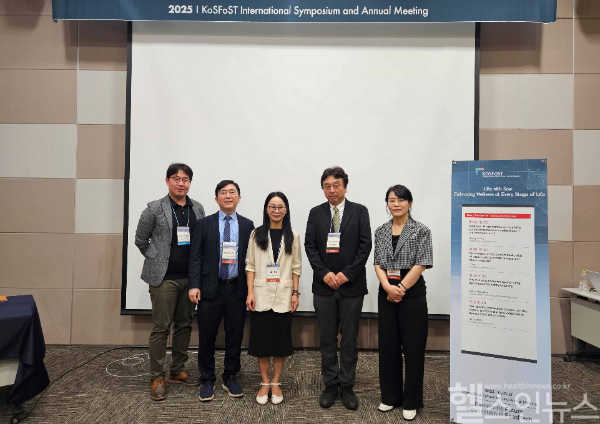 지난 3일 한국식품과학회 대두가공이용분과가 개최한 심포지엄에 참여한 (왼쪽부터) 임태규 교수(좌장), 조성호 교수, Lin Xu 교수, Mitsuo Maruyama 박사, 김미경 교수가 강의 후 기념촬영을 하고 있다. (정식품 제공)