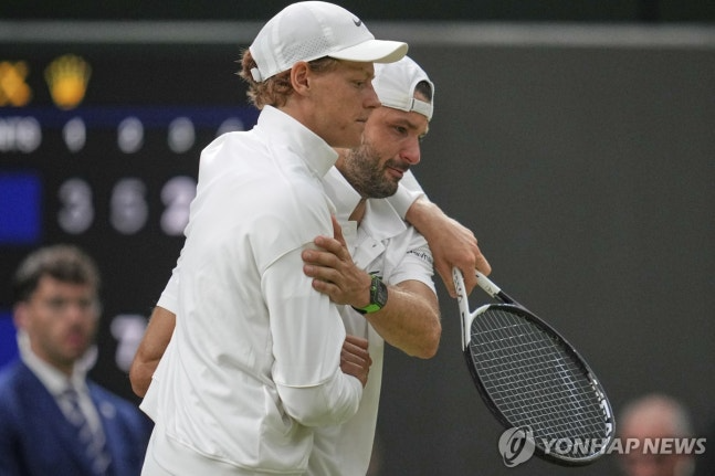 기권을 선언한 디미트로프(오른쪽)를 위로하는 신네르 / 사진=연합뉴스